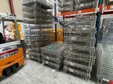 un chariot élévateur garé devant une grande pile de cages