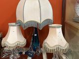 trois lampes posées sur une table dans une pièce