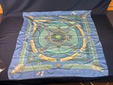 foulard en soie bleu orné d'un motif représentant la roue de la vie