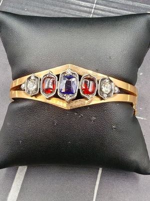 un gros plan d'une bague posée sur un oreiller, elle-même posé sur un autre oreiller