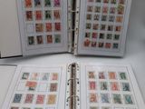 un livre qui contient beaucoup de timbres