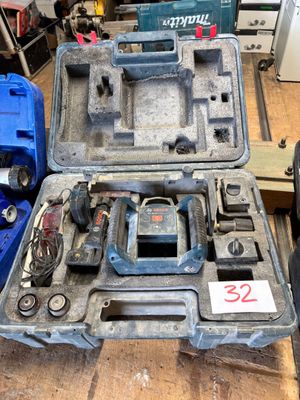 une photo d'une boîte à outils posée sur une table en bois