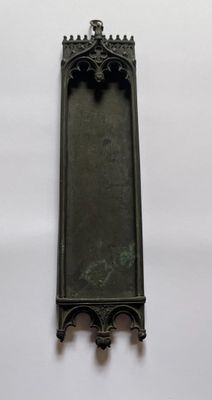 Semainier ou calendrier de style néogothique, en métal (poss…