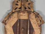 une vieille horloge en bois accrochée au mur