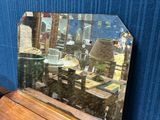 un miroir posé sur une table en bois