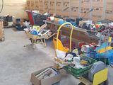 de nombreux cartons et chariots dans un entrepôt où des cartons sont posés à même le sol