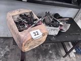 une table sur laquelle sont posés plusieurs outils