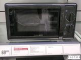 un micro-ondes posé sur une étagère dans un magasin
