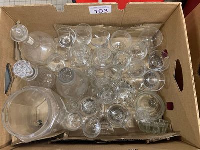 Des carafes, un pot à bonbon et des verres à pieds de différ… - Photo 1