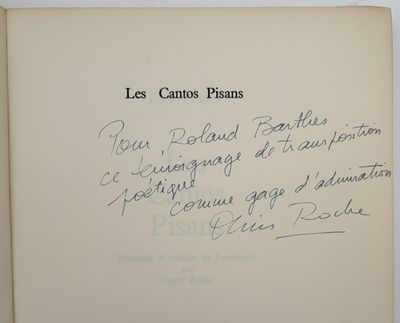 un livre ouvert sur lequel est inscrit un poème écrit à la main