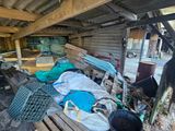 un banc en bois sur lequel sont posées plein de choses