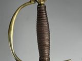 une vieille épée en bronze dont la poignée est ornée d'une tête de lion
