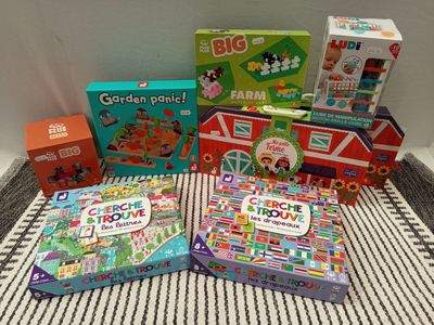 de nombreux jouets et jeux d'enfants par terre