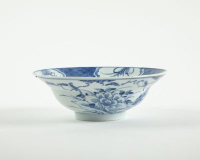bol en porcelaine bleue et blanche représentant des oiseaux et des fleurs dans un paysage