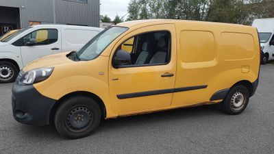 La camionnette jaune est garée sur le parking, à côté d'autres camionnettes.