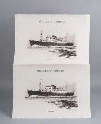 deux photos en noir et blanc d'un bateau sur l'eau