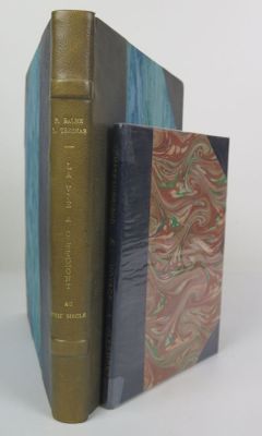 deux livres posés l'un sur l'autre sur une table