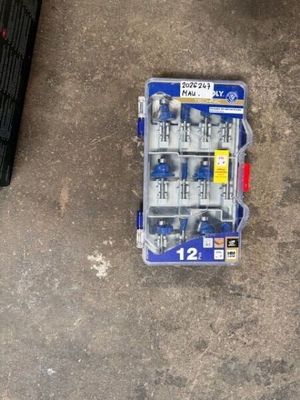 une image d'une trousse à outils posée par terre