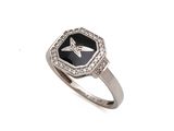un gros plan d'une bague ornée d'une étoile