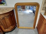 un miroir posé sur une table dans une pièce