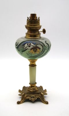 une petite lampe posée sur une table