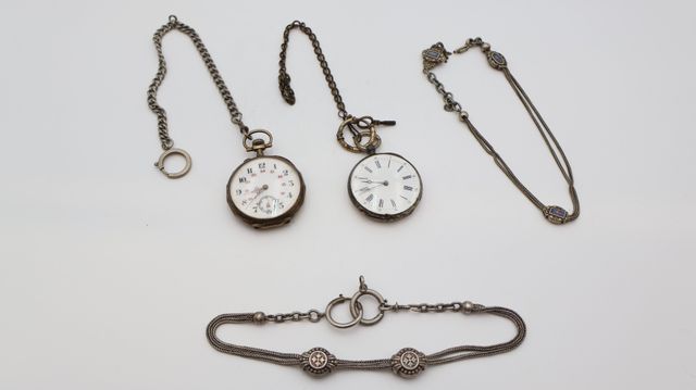 Deux montres à gousset en argent et une chatelaine
