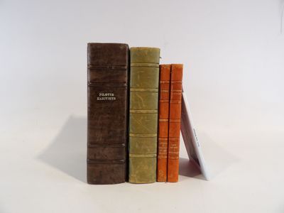 plusieurs livres sont empilés sur une surface blanche