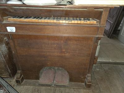 un piano qui se trouve dans le coin d'une pièce