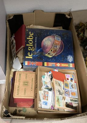 une boîte pleine de livres posée sur le sol