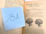 une feuille de papier posée sur un livre ouvert, à laquelle est attachée une note