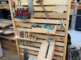 une palette en bois sur laquelle sont posés des outils, dans un garage