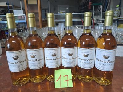 six bouteilles de vin posées sur une table, avec une étiquette indiquant le prix