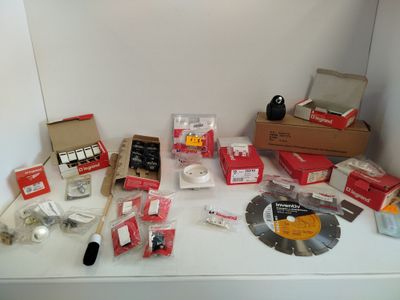 un grand nombre d'outils posés sur une table