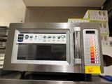 un micro-ondes posé sur le comptoir d'une cuisine