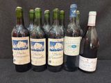 six bouteilles de vin sont alignées sur une table