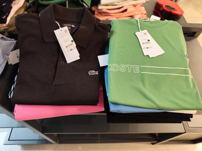 un tas de vêtements posés sur une table, avec une étiquette de prix dessus