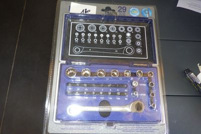 une image représentant un ensemble d'outils posés sur une table