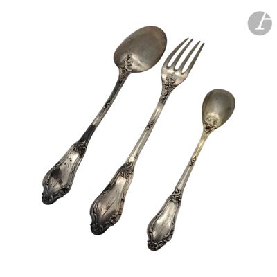 trois cuillères en argent et une fourchette posées les unes à côté des autres