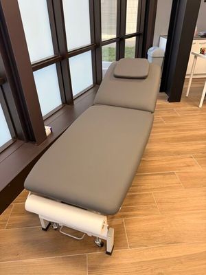 une photo d'une table de massage au milieu d'une pièce