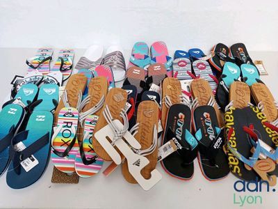 de nombreuses paires de tongs posées sur une table