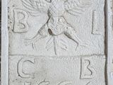 une image représentant une plaque en pierre sur laquelle figure un oiseau