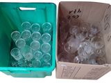 une boîte de verres à vin vides posée à côté d'une boîte de verres à vin vides
