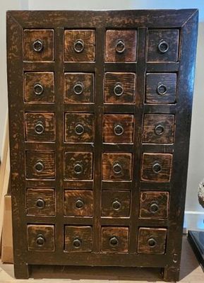 une armoire en bois surmontée de nombreux tiroirs
