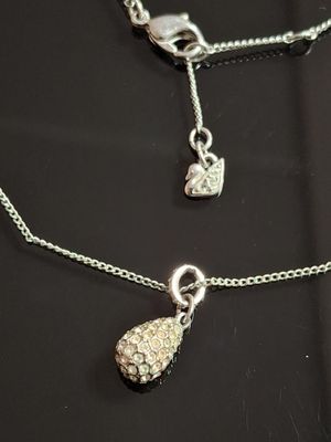 SWAROVSKI. Chaîne en métal argenté supportant un pendentif e…