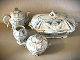 trois pièces de poterie posées sur une table