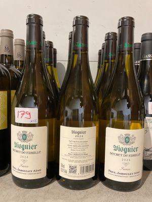 plusieurs bouteilles de vin sont alignées sur un comptoir