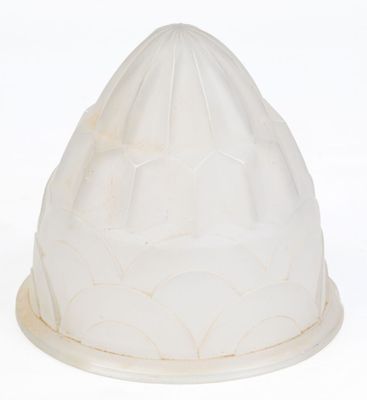 Globe en verre pressé. Art Déco.