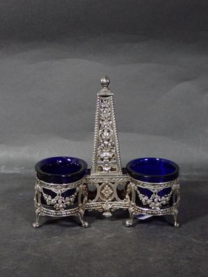 deux verres bleus posés sur un socle en argent
