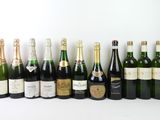 de nombreuses bouteilles de vin alignées