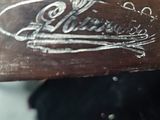un gros plan d'une batte de baseball portant un logo
